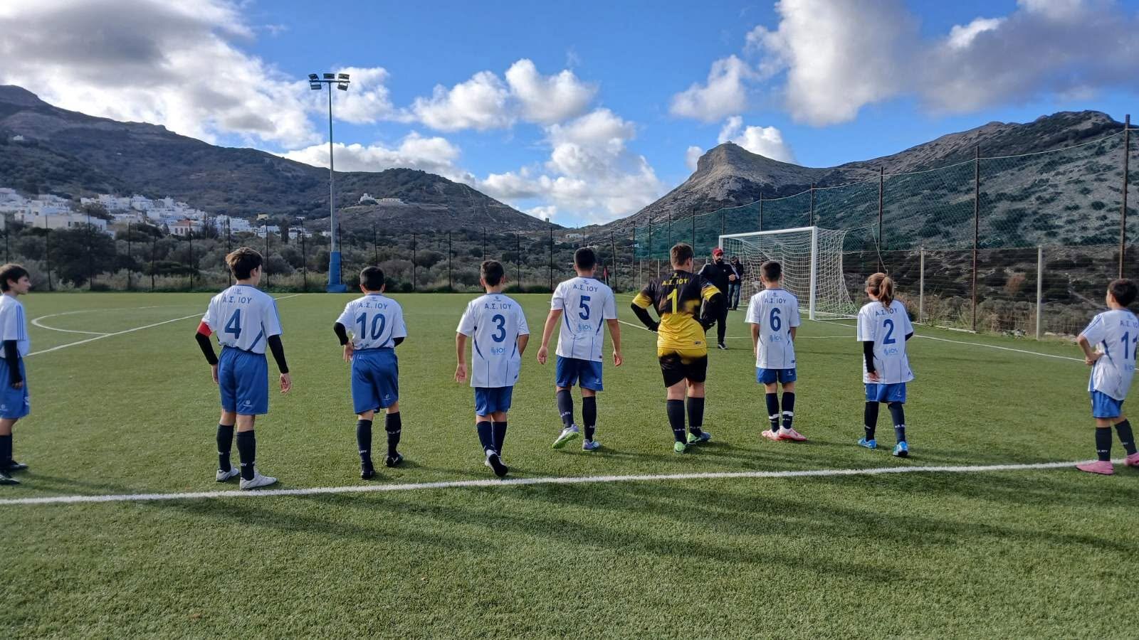 Αγωνιστική στιγμή της Ακαδημίας στο γήπεδο Φιλωτίου Νάξου, εκτός έδρας.