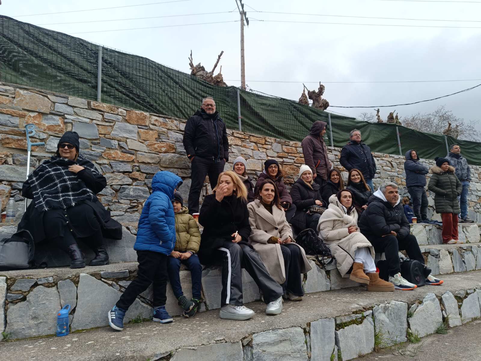 Γονείς και φίλοι της Ακαδημίας στην εξέδρα, δίπλα στα παιδιά και στην ομάδα.