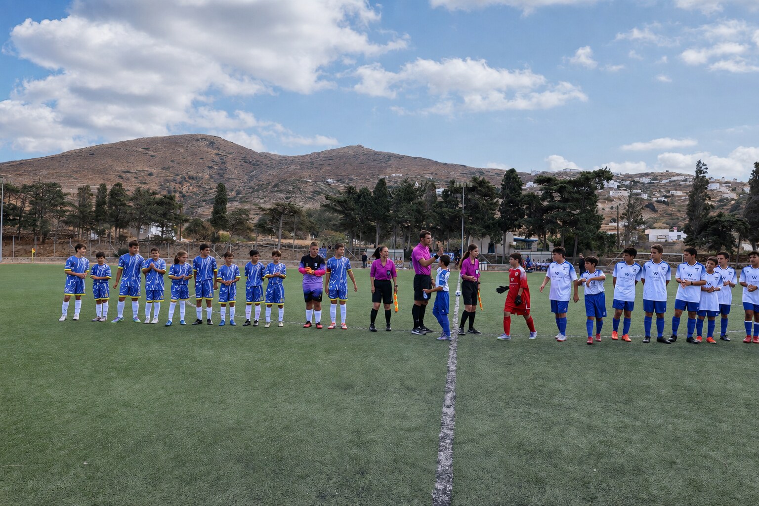 Οι ομάδες και οι διαιτητές πριν από την έναρξη αγώνα Κ14 στο Δημοτικό Γήπεδο Ίου.