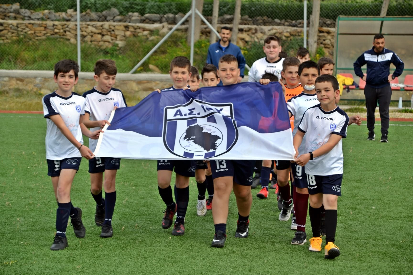 Τα παιδιά της Ακαδημίας με τη σημαία του Συλλόγου.